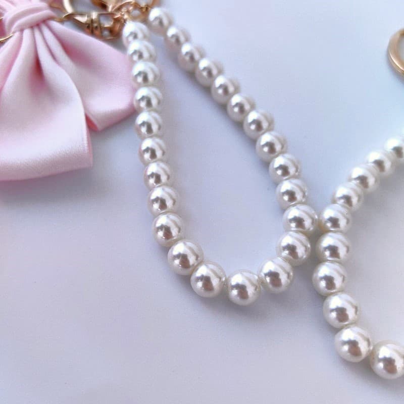 Brelok do kluczy z różową KOKARDĄ i perłami