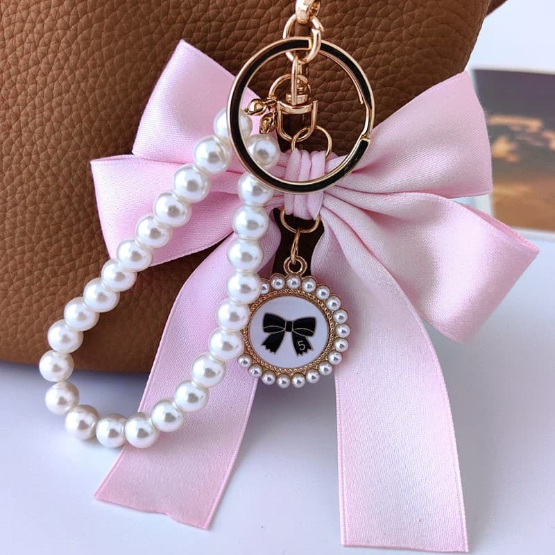 Brelok do kluczy z różową KOKARDĄ i perłami